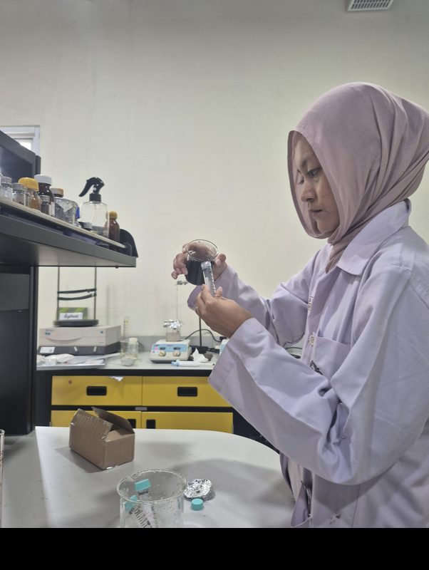 Alina menguji sampel di laboratorium BRIN