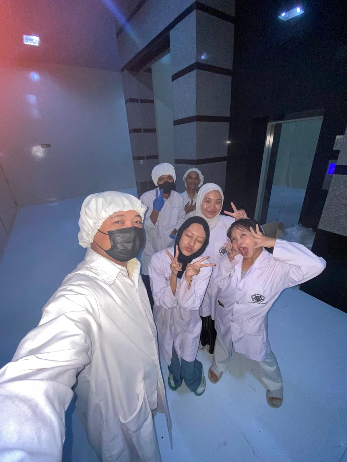 Selfie tim QA di area produksi Petropack