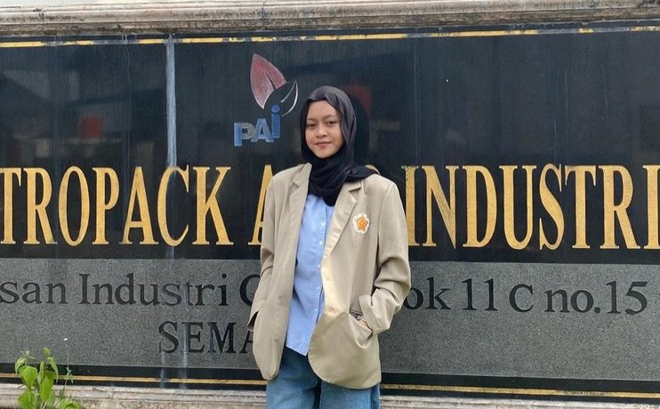 Alina di depan PT Petropack Agro Industries
