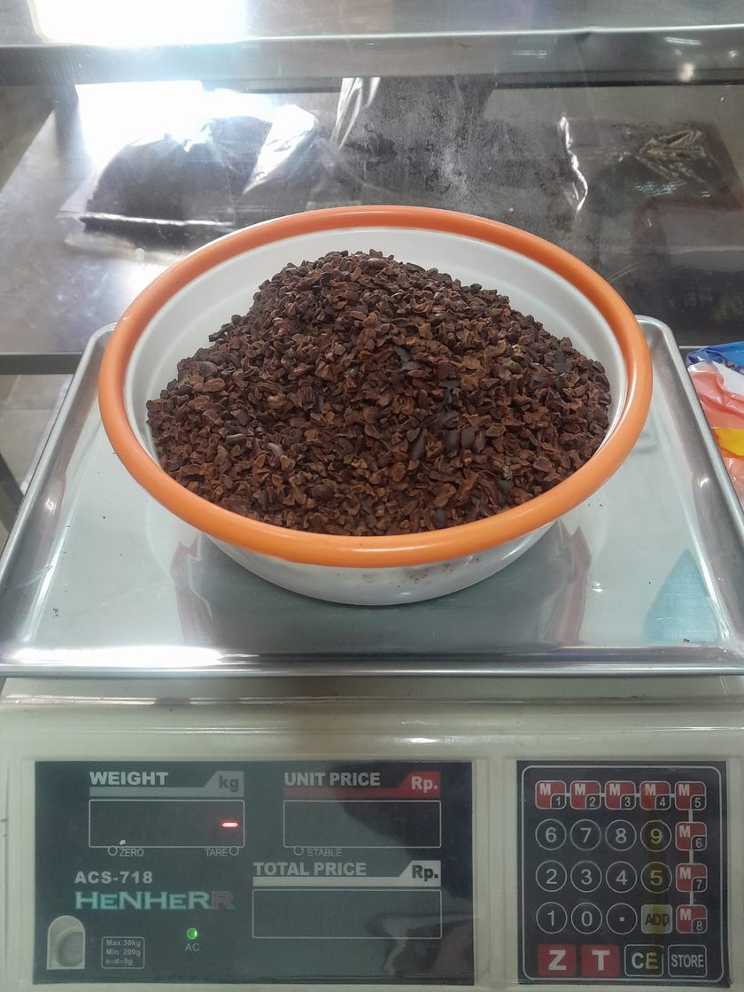 Biji kakao teralkali ditimbang