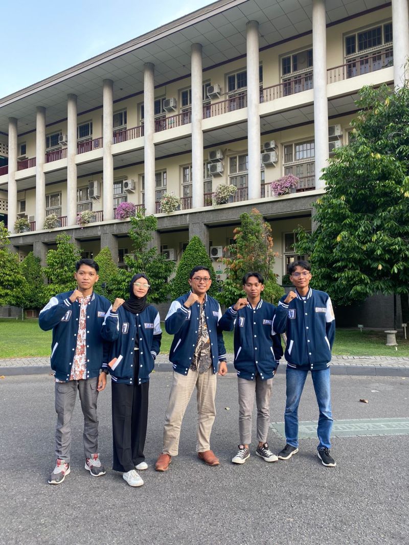 Tim PIMNAS UGM di depan gedung Rektorat Universitas Gadjah Mada